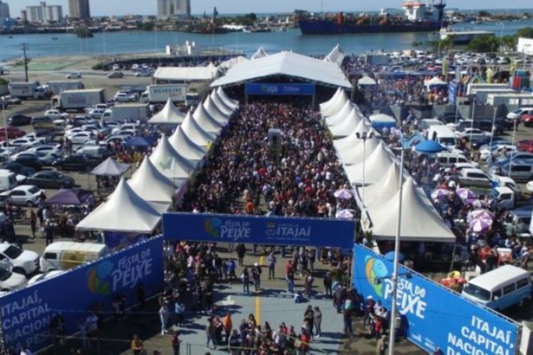 O cheiro de peixe e o som da festa já tomam conta de Itajaí e Balneário Camboriú