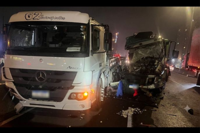 Carga se espalha pela rodovia após acidente envolvendo caminhões na BR-101 em Itapema