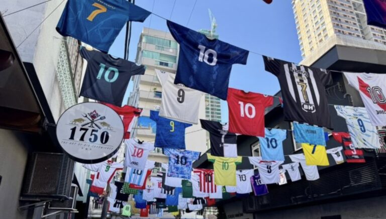 Com 156 camisas, rua vira cenário da Copa em Balneário Camboriú