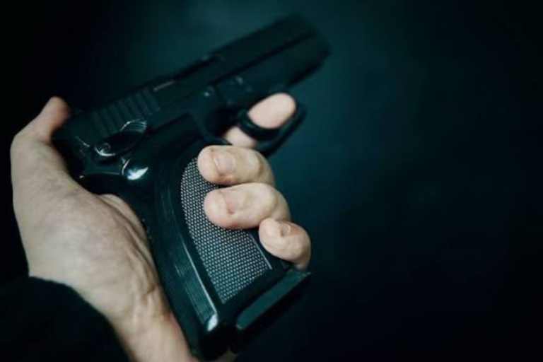 Morador reage a assalto e atira em invasor durante tentativa de roubo em Navegantes