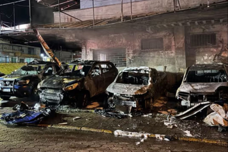 Quatro viaturas são incendiadas em ataque criminoso contra a Segurança Pública de Araquari