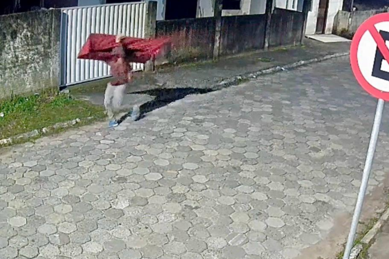 Suspeito invade residência e é flagrado por câmeras levando televisão e outros objetos em Navegantes