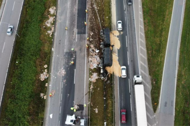 Grave acidente na BR-101: caminhão tomba, motorista fica preso às ferragens e trânsito entra em colapso em Tijucas.