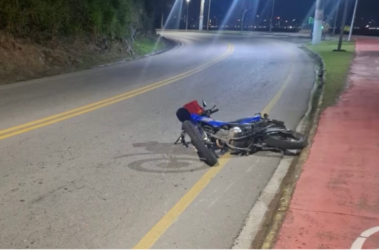Motociclista morre após perder o controle e bater em poste em Porto Belo