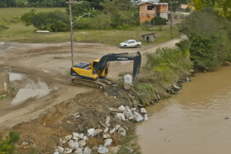 Antes das chuvas mais intensas, Navegantes investe em contenção às margens do Rio Itajaí-Açu