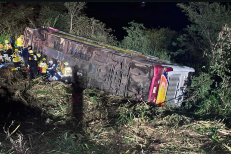Ônibus com 67 passageiros despenca em ribanceira e mata três pessoas em SC
