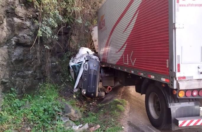 Grave batida entre quatro veículos deixa motorista em estado grave na BR-470