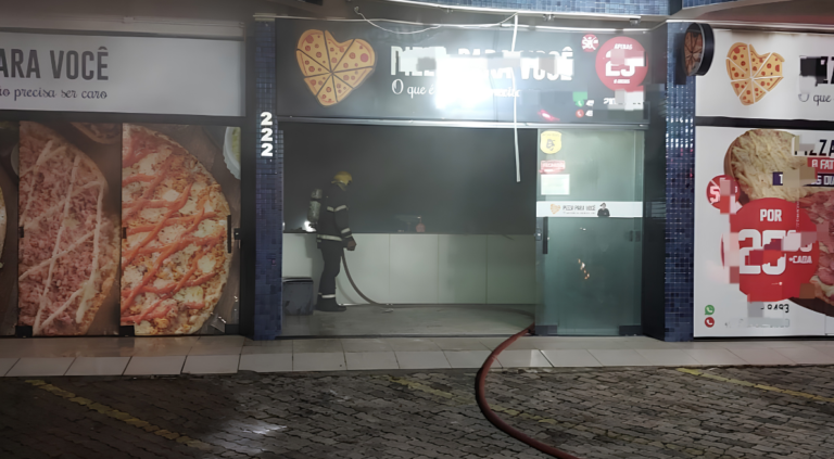 Incêndio atinge unidade de pizzaria famosa durante a madrugada em Santa Catarina