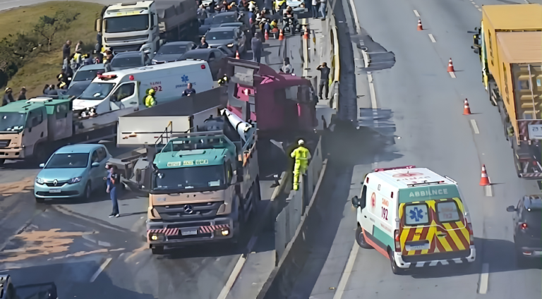 Carreta bate na mureta e provoca interdição total da BR-101 em Itajaí