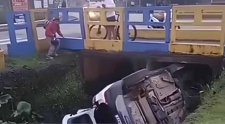 Veículo vai parar dentro de vala e motorista deixa local antes da chegada da PM