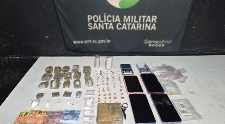 Dupla é presa por tráfico de drogas durante operação da PM no bairro São Paulo, em Navegantes