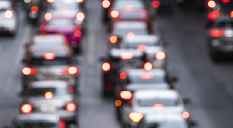 Motoristas denunciam uso irregular do acostamento para fugir de congestionamentos na BR-101