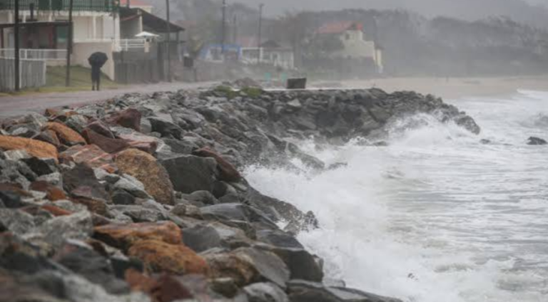 Chuva, frio e mar agitado colocam Santa Catarina em alerta nesta semana