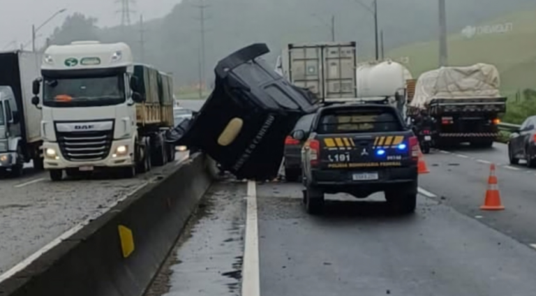 Acidente grave entre duas carretas bloqueia completamente a BR-101 em Joinville