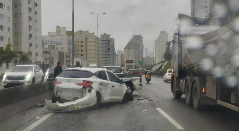 Acidente provoca retenções na BR-101 durante atendimento em Itapema