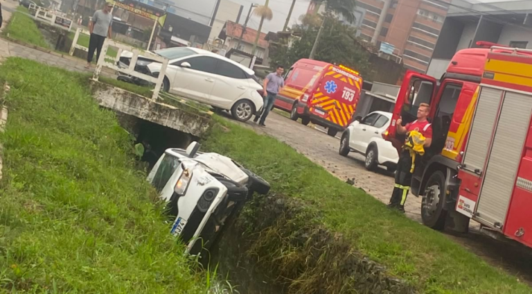 Colisão entre dois carros termina com veículo dentro de vala em Navegantes