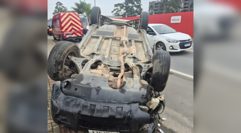 Carro capota em frente ao Mansão Club e deixa mulher ferida em Penha