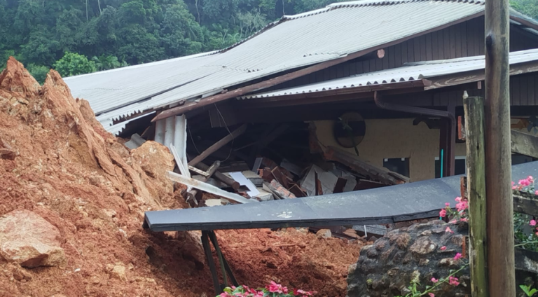 Após perder a mãe no deslizamento, menina de 10 anos também morre três dias depois, em Santa Catarina