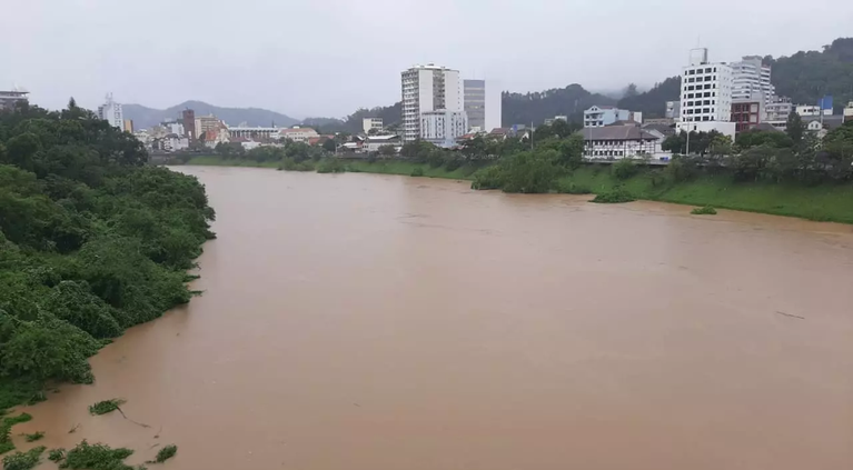Homem desaparece após cair no Rio Itajaí e buscas chegam ao terceiro dia