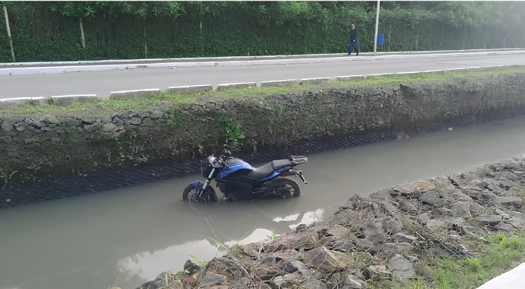 Moto é encontrada abandonada dentro de córrego e mobiliza PM em Itajaí