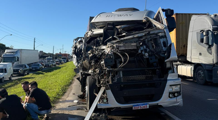 cabine de carreta fica destruída após acidente na BR-101 em Barra Velha — motorista e passageira saem ilesos