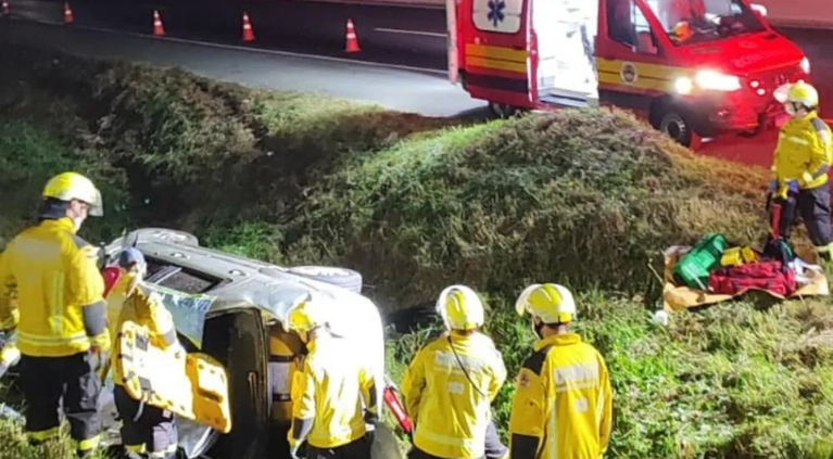 BR-470 registra dois capotamentos em sequência durante a madrugada em Gaspar