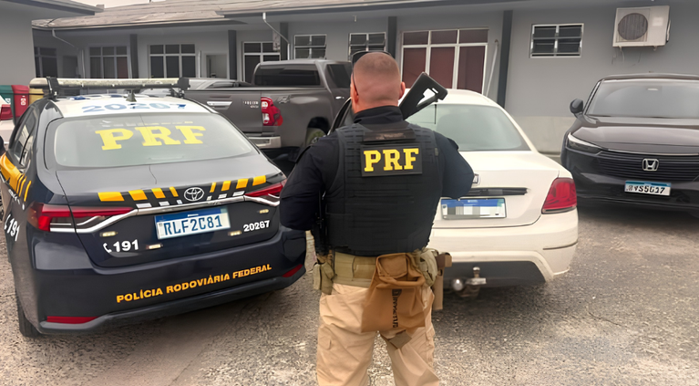 Casal diz ter pago R$ 25 mil por carro roubado recuperado pela PRF em Itajaí