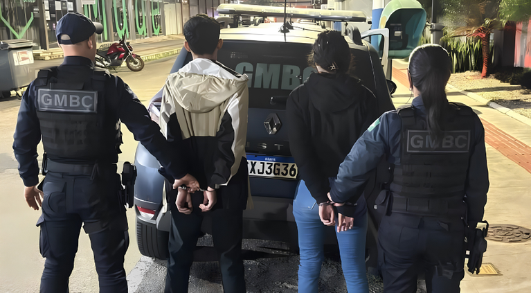 Guarda Municipal prende casal suspeito de vender drogas na faixa de areia em BC