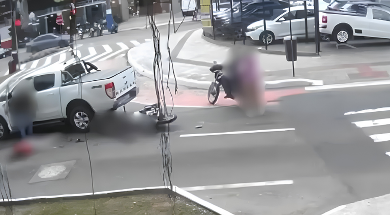 Passageiro morre após motocicleta cair na pista e ser atingida por caminhão em Balneário Camboriú