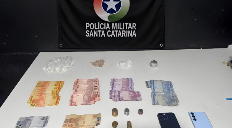 PM apreende drogas, dinheiro e celulares durante operação em Navegantes