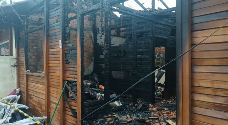 Incêndio destrói casa e deixa três famílias desalojadas em Balneário Piçarras