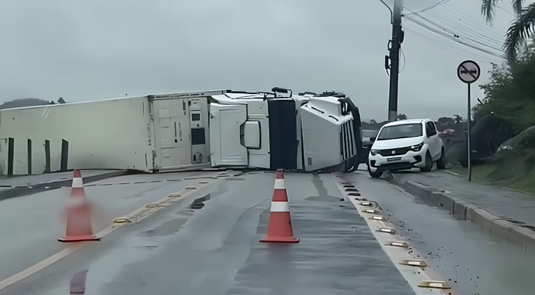 Caminhão tomba e bloqueia completamente a Estrada Santa Luzia em Porto Belo