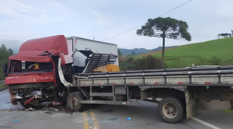 Batida frontal entre caminhões deixa um morto na BR-282, em Alfredo Wagner