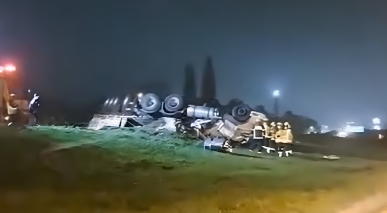 Colisão entre duas carretas deixa um morto e provoca interdição total da BR-101 em Araquari.