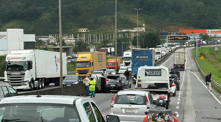 Acidente envolvendo seis veículos assusta motoristas na BR-101 em Penha