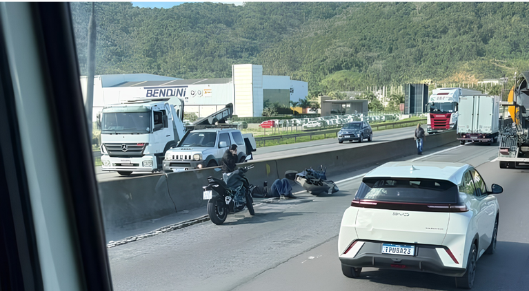 Motociclistas ficam feridos após acidente na BR-101 entre Penha e Navegantes
