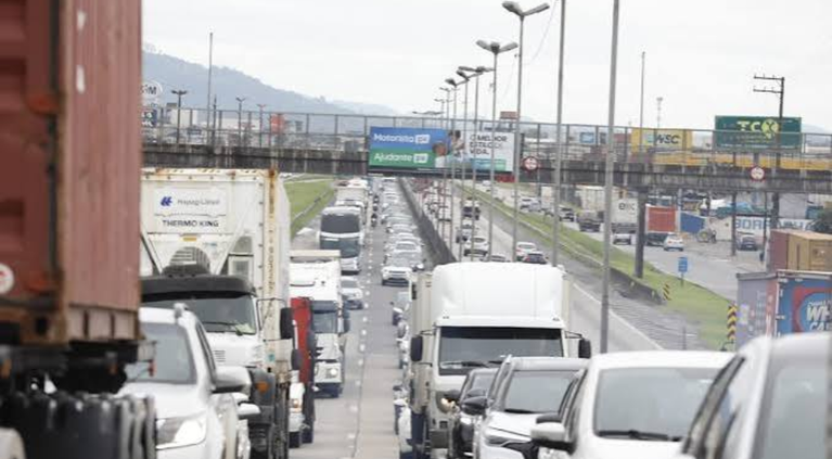 Pós-feriado trava a BR-101 e espalha congestionamento por Itajaí