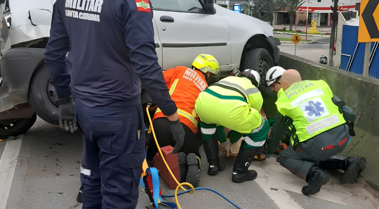 Motociclista fica prensado embaixo de carro após acidente na BR-101 em Itapema