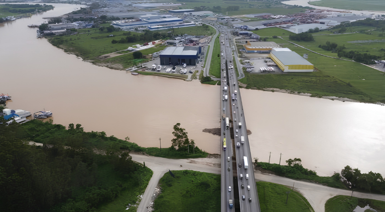 Obras na ponte do Rio Itajaí-Açu provocam alterações no tráfego da BR-101