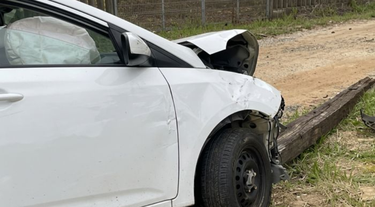 Ex-vereador perde controle de carro e derruba poste em Penha