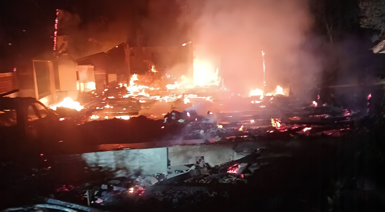 Casa é destruída por incêndio e duas pessoas são encontradas mortas em SC