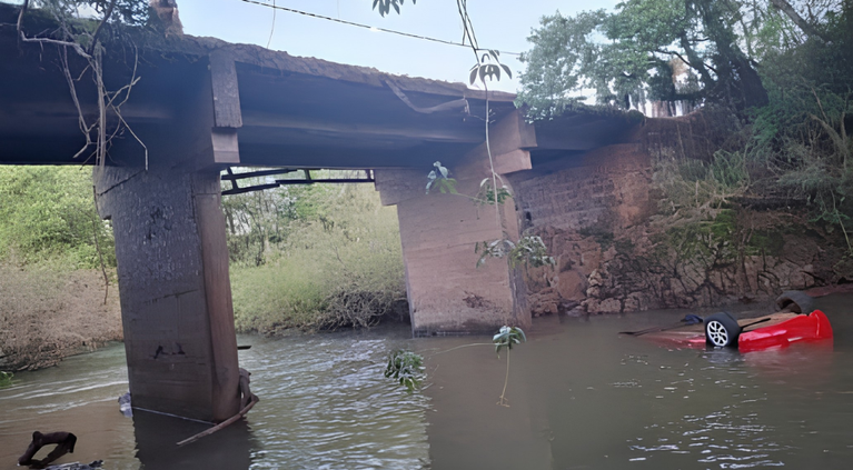 Mulher morre após carro cair de ponte dentro de rio em Santa Catarina