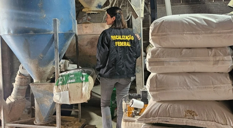 Fábrica irregular de ração animal é descoberta durante fiscalização em Blumenau
