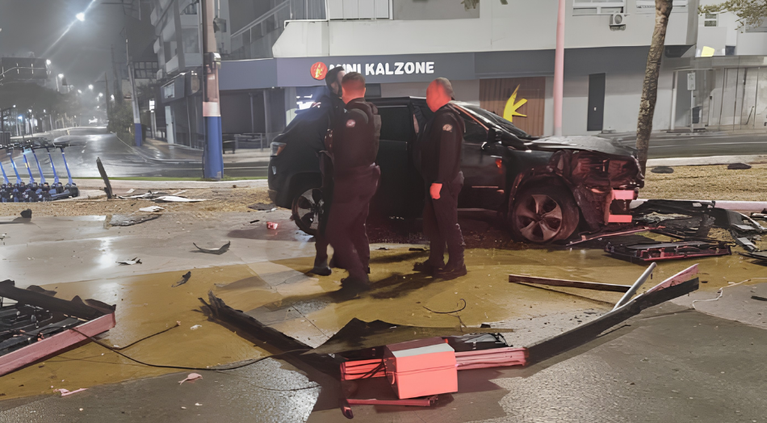 Motorista embriagada perde controle e destrói Jeep de mais de R$ 130 mil em Balneário Camboriú