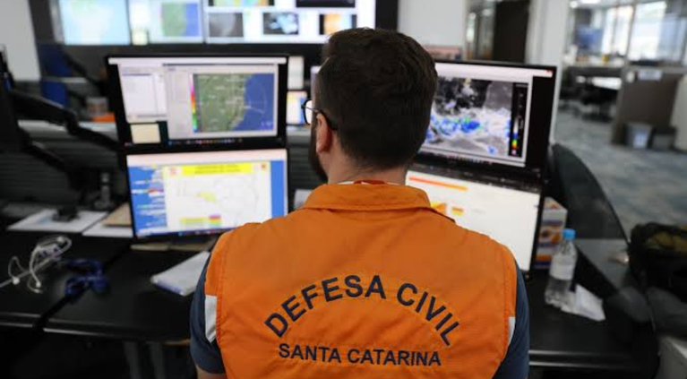 Temporais podem causar estragos Defesa Civil reforça alerta para vendavais, raios e alagamentos em Santa Catarina