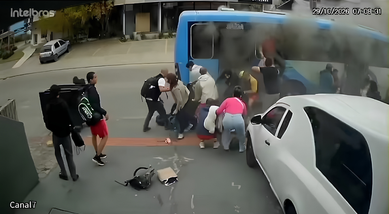 Incêndio em ônibus mobiliza bombeiros e deixa dois feridos em Santa Catarina