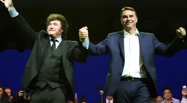 Presidente argentino volta a atacar Lula e manifesta apoio a Flávio Bolsonaro