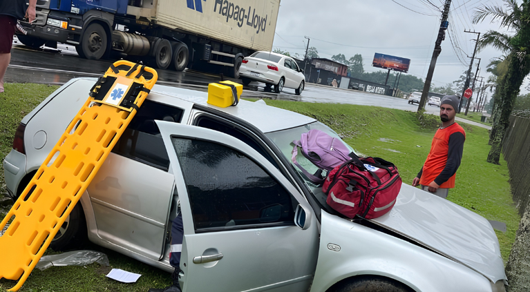 Mulher fica presa às ferragens após colisão frontal com caminhão em Itajaí