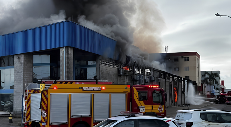 Cerca de 40 bombeiros são mobilizados para combater incêndio em empresa de São José