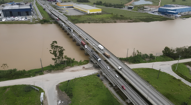 BR-101 terá desvios noturnos por três noites para obras em ponte de Itajaí